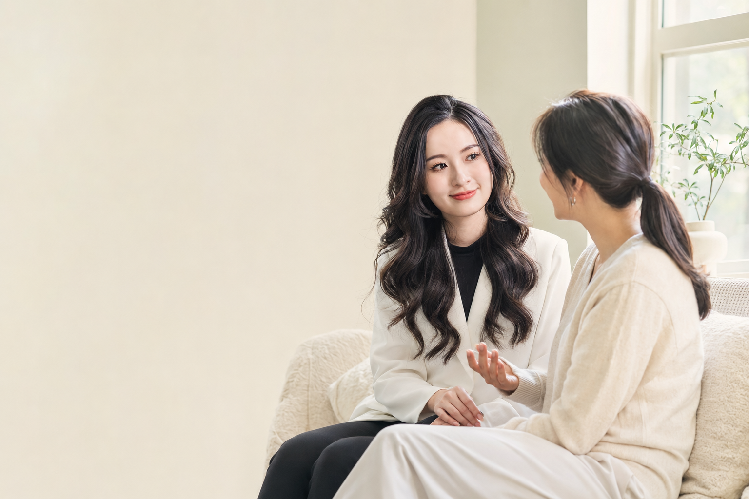 Joan 陪伴一位女性坐在窗邊談心